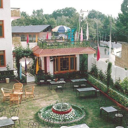 Hotel Zahgeer Continental - Srinagar Bagian luar foto