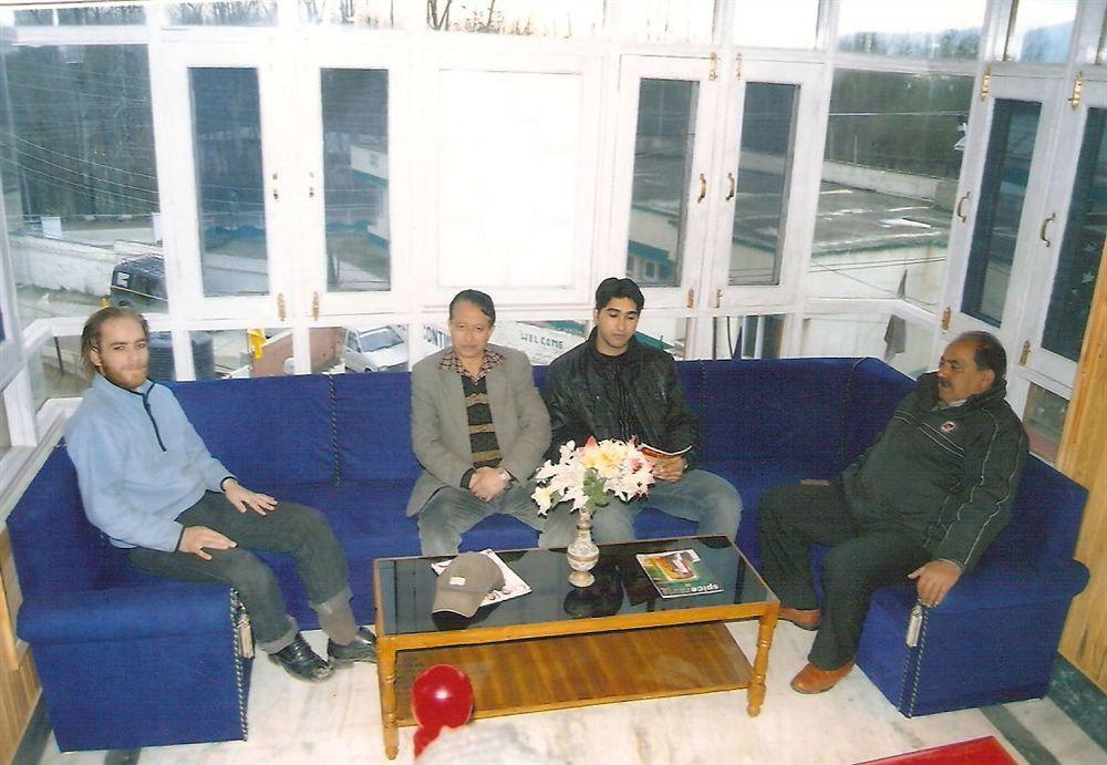 Hotel Zahgeer Continental - Srinagar Bagian luar foto