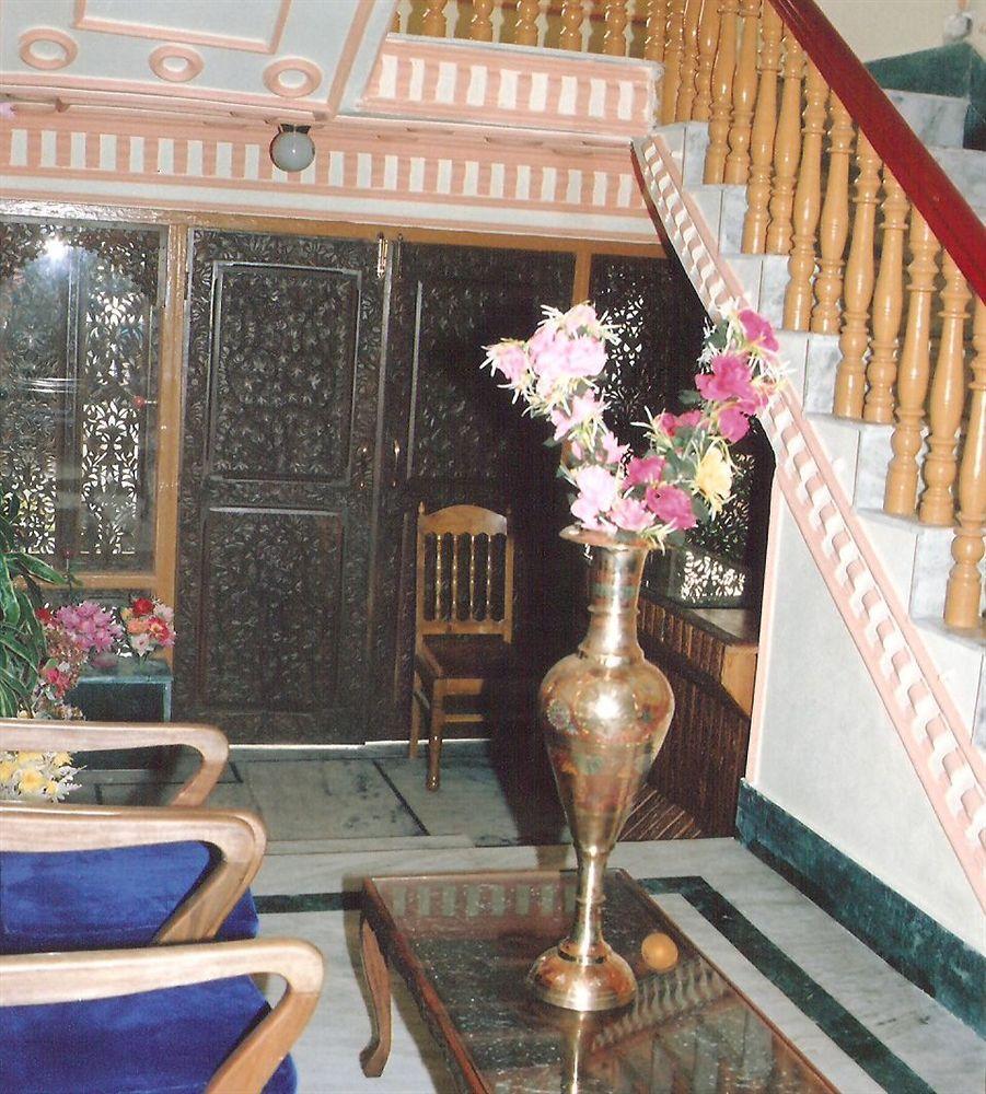 Hotel Zahgeer Continental - Srinagar Bagian luar foto