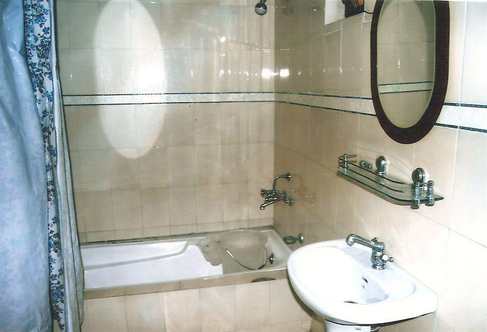 Hotel Zahgeer Continental - Srinagar Bagian luar foto