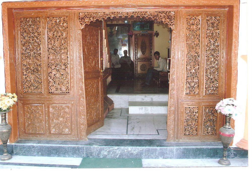 Hotel Zahgeer Continental - Srinagar Bagian luar foto