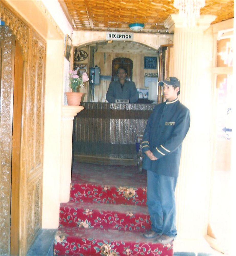 Hotel Zahgeer Continental - Srinagar Bagian luar foto