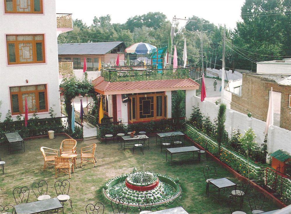Hotel Zahgeer Continental - Srinagar Bagian luar foto